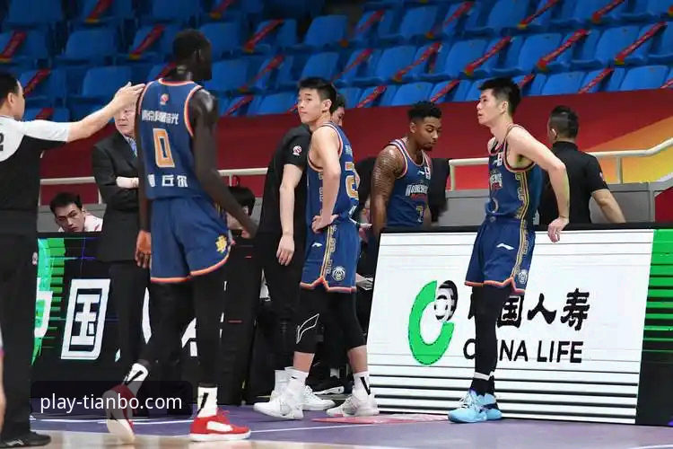 天博体育官网体验分享 皮特森的火力全开 vs 麦基的孤胆英雄:一场逆转背后的战术博弈